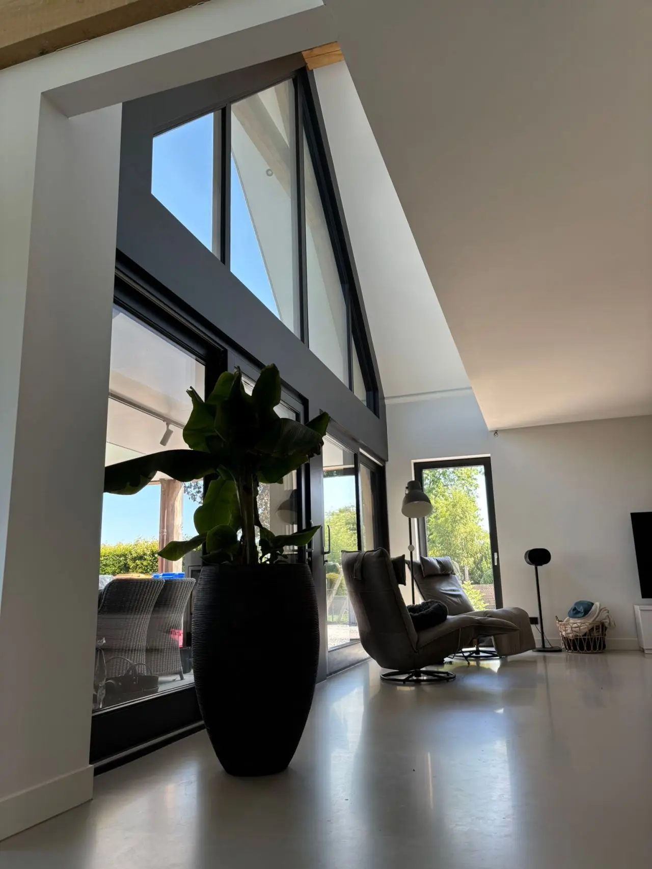 Modern interieur met houten kozijnen